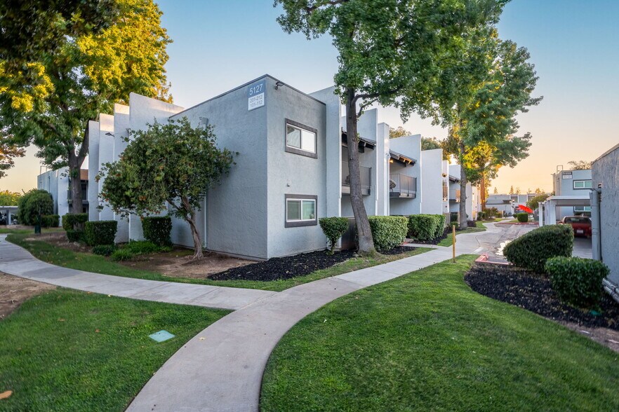 More Photos Of 1577 E Bulldog Ln, Fresno Apartments For Sale