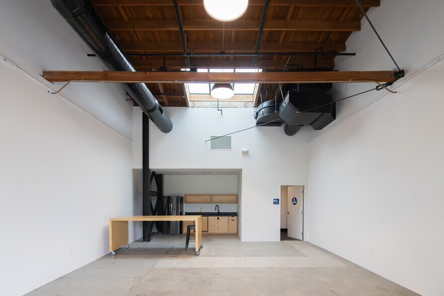 More Photos Of 718-726 Mateo St, Los Angeles Storefront Retail Office For Lease