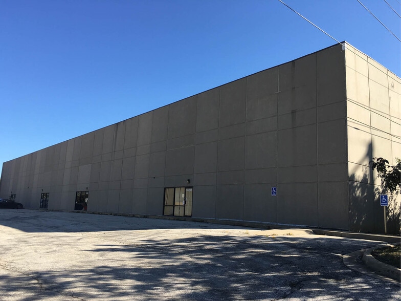 Primary Photo Of 16240-16250 W 110th St, Lenexa Manufacturing For Lease