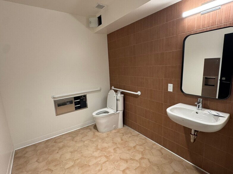 More Photos Of 13750 Ventura Blvd, Sherman Oaks Freestanding For Lease