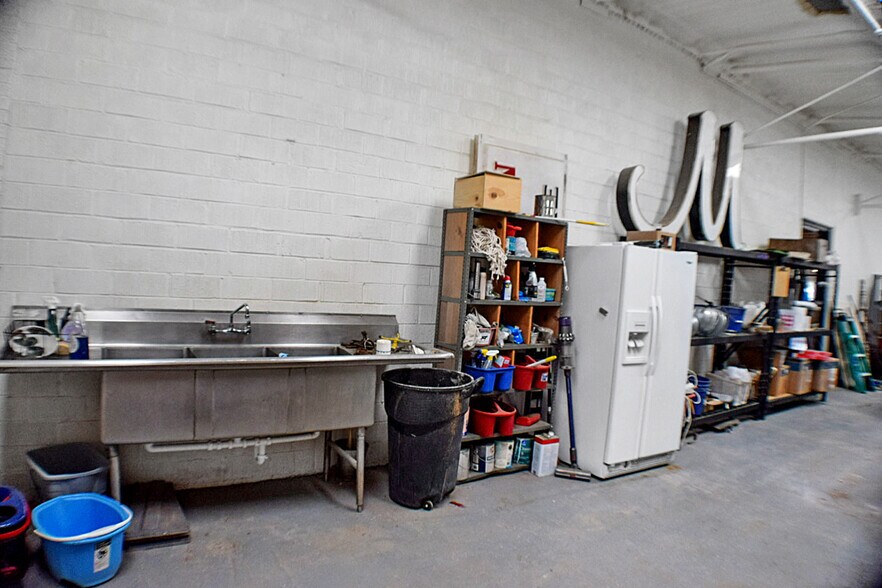 More Photos Of 1002 Main St, Friona Storefront For Sale