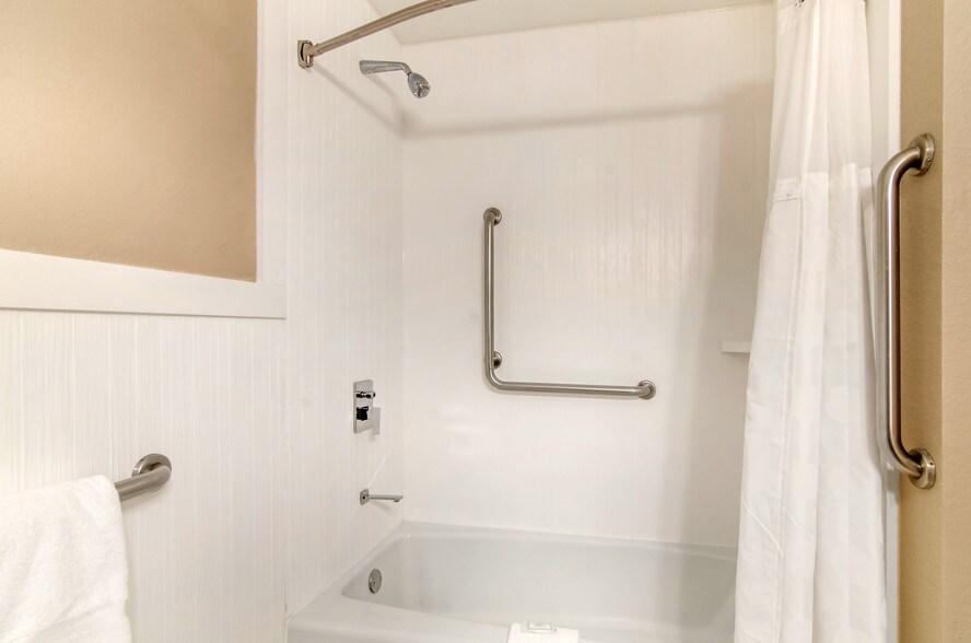 More Photos Of 2700 W 18th Ave, Emporia Hotel For Sale