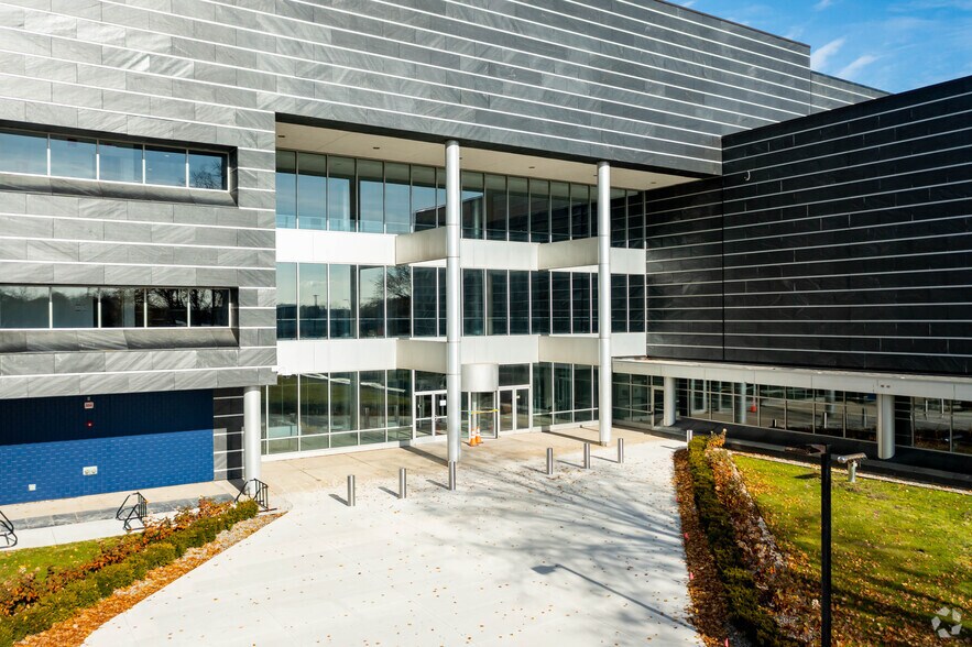 More Photos Of 26555 Northwestern Hwy, Southfield Office For Lease