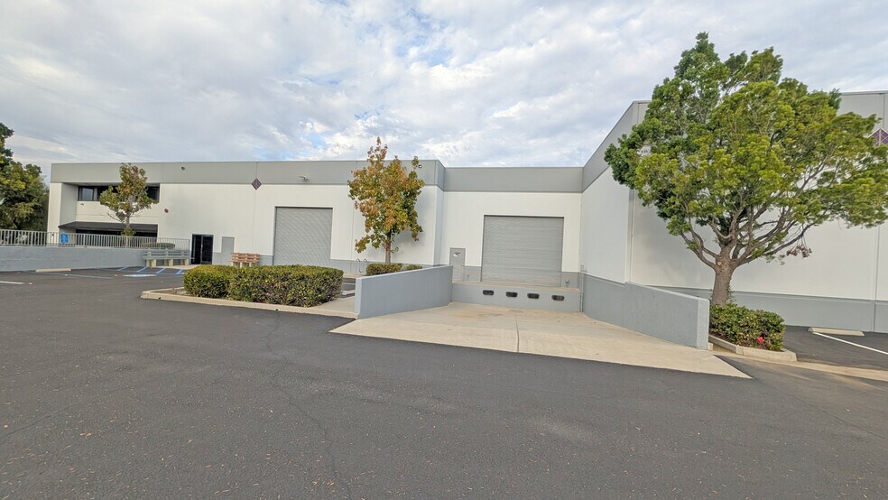 More Photos Of 42445 Avenida Alvarado, Temecula Warehouse For Lease