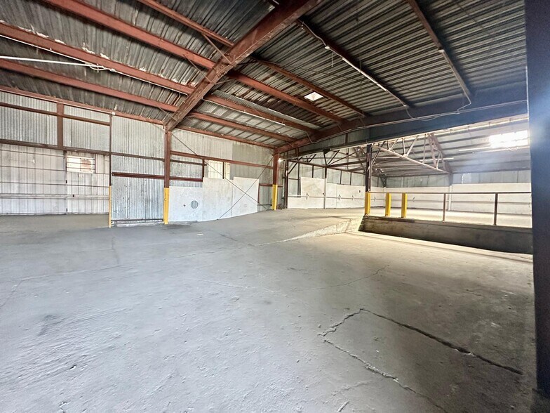 More Photos Of 2435-2453 E 25TH St, Vernon Manufacturing For Lease