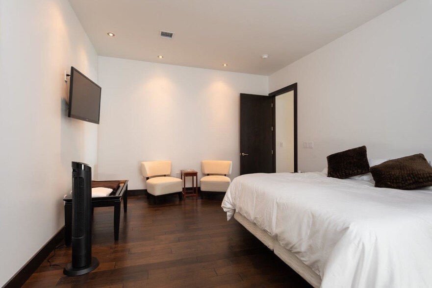 More Photos Of 18000 Groeschke Rd, Houston Airplane Hangar For Sale