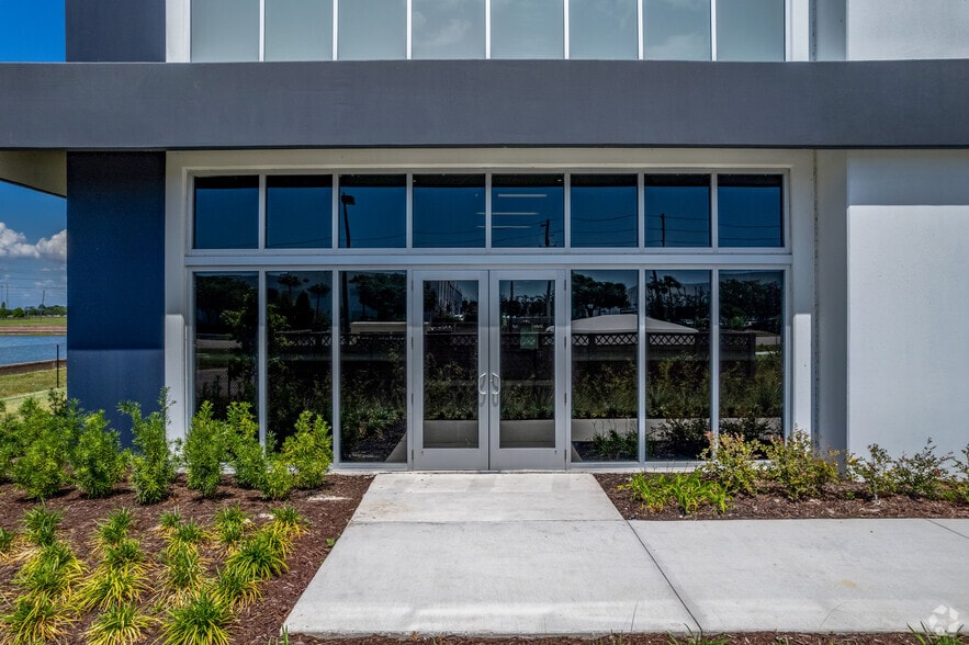 More Photos Of 2799 Gateway Centre Pky, Saint Petersburg Distribution For Lease