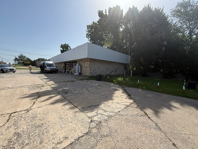 More Photos Of 319 Choctaw Ave, Savanna Convenience Store For Sale