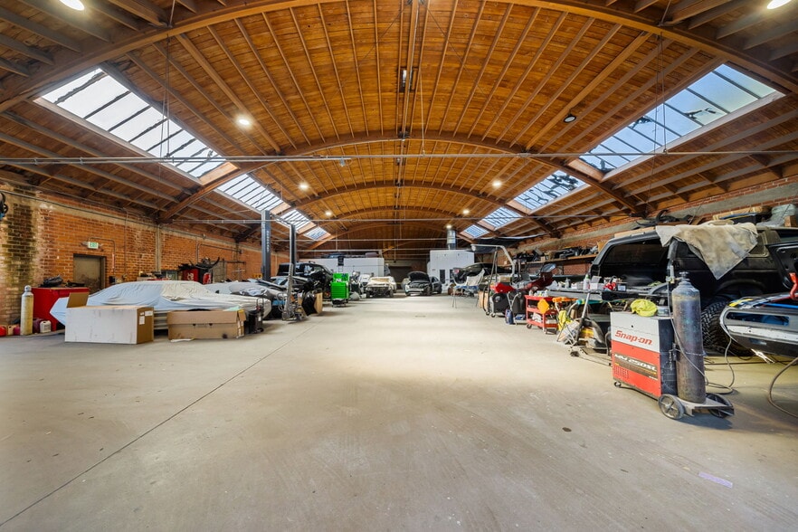 More Photos Of 3443 W 43rd St, Los Angeles Auto Repair For Lease