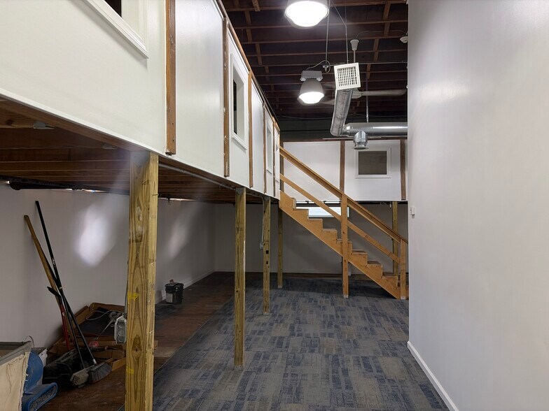 More Photos Of 17-19 Industrial Ave, Fairview Loft Creative Space For Lease