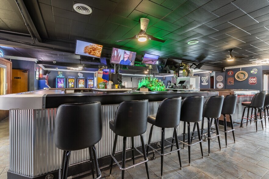 More Photos Of 740 Washington St, Wausau Bar For Sale