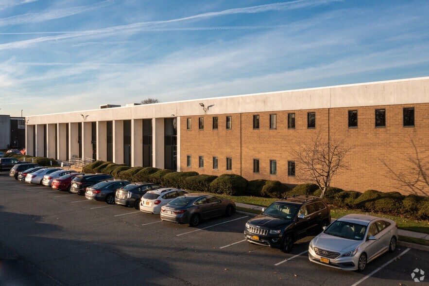 More Photos Of 270 Spagnoli Rd, Melville Office For Lease