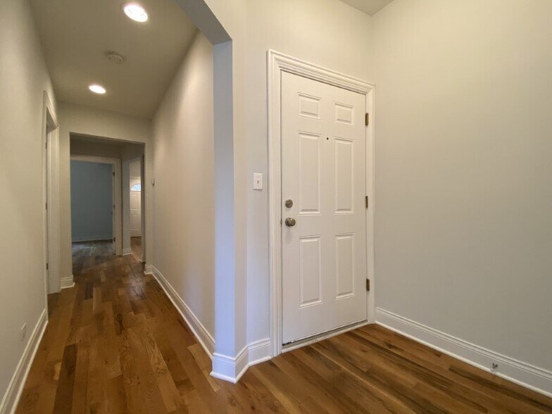 More Photos Of 4401-4403 N Clark St, Chicago Apartments For Lease