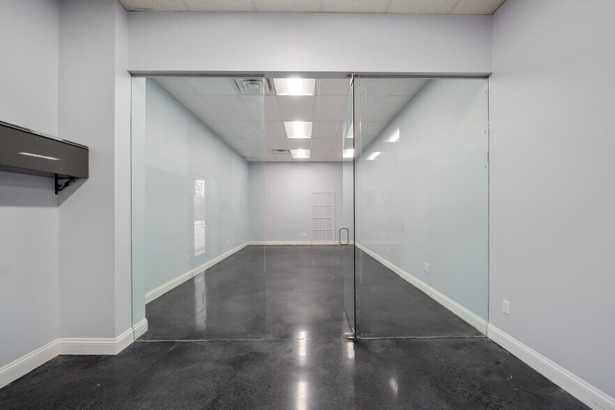 More Photos Of 2613-2617 Executive Point Dr, Monroe Showroom For Lease