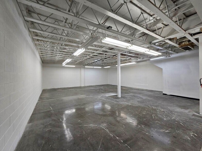 More Photos Of 1335 S Hill St, Los Angeles Showroom For Lease