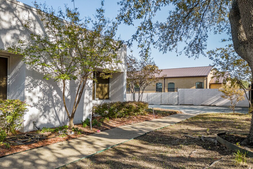 More Photos Of 8363 Meadow Rd, Dallas Office For Sale