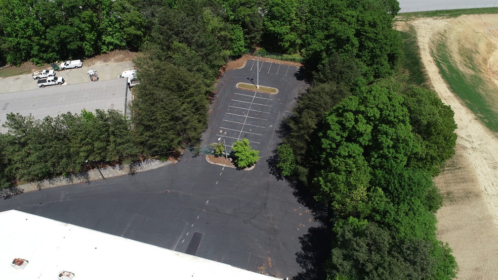 More Photos Of 5442 Frontage Rd, Forest Park Showroom For Lease