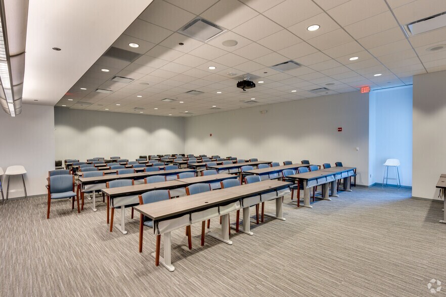 More Photos Of 2100 E Lake Cook Rd, Buffalo Grove Office For Lease