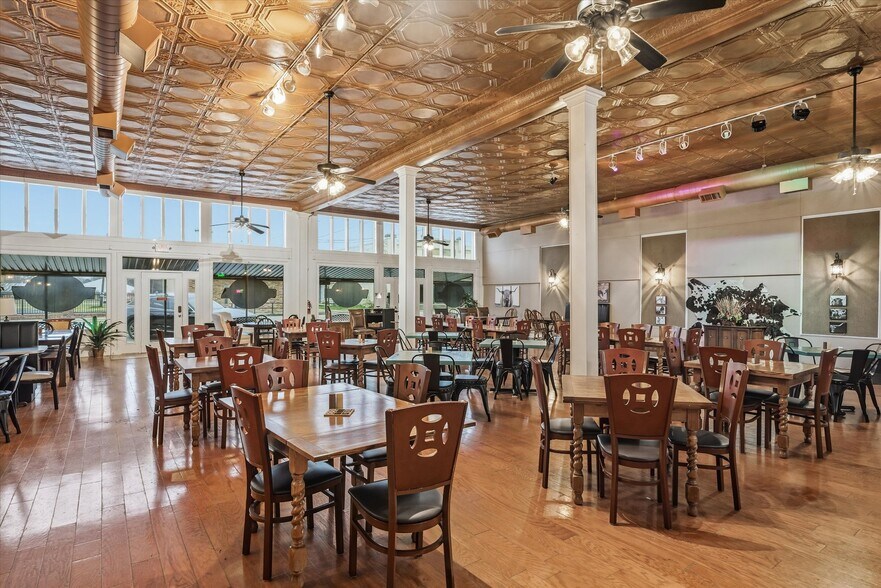 More Photos Of 109 N Houston St, Edgewood Restaurant For Sale