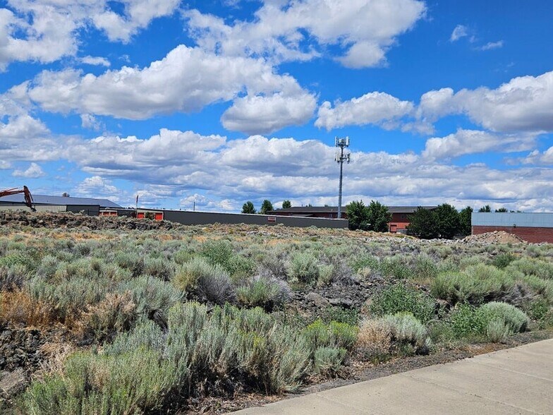More Photos Of Lot 102-103 Deerhound Ave, Redmond Industrial For Lease