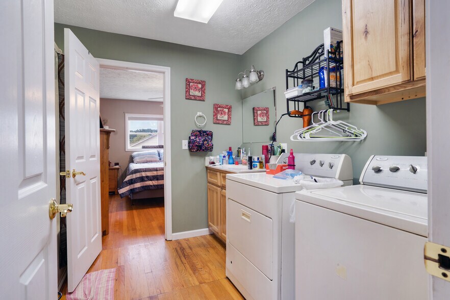 More Photos Of 6 Sanderson St, Hayesville Flex For Sale