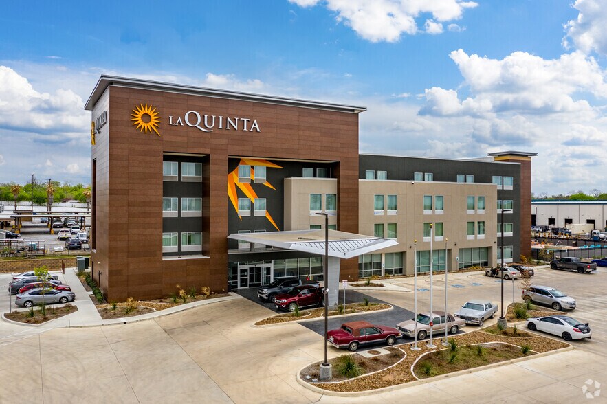Primary Photo Of 11006 N Interstate 35 N, San Antonio Hotel For Sale