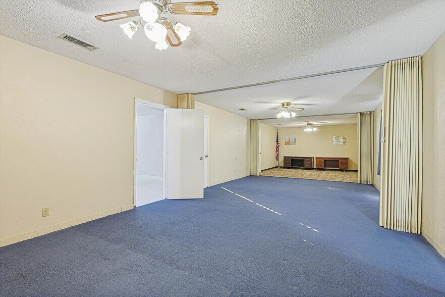 More Photos Of 325 S Cowan Ave, Lewisville Flex For Sale