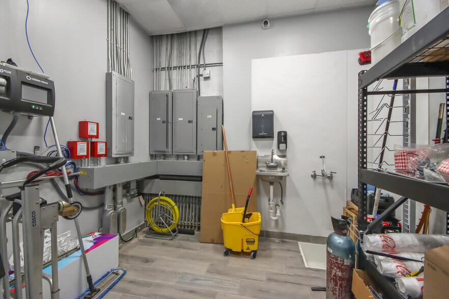 More Photos Of 7434 TX-35, Alvin General Retail For Sale