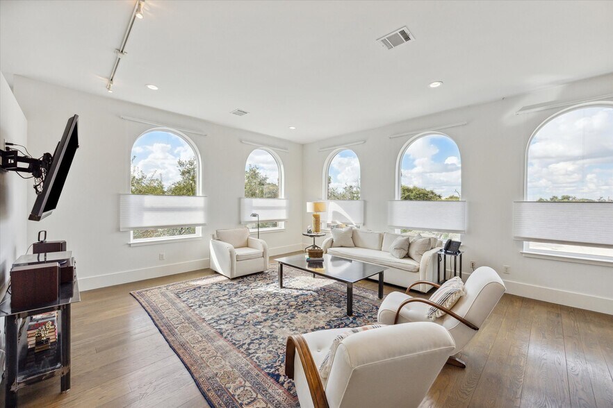 More Photos Of 128 W 17th St, Houston Loft Creative Space For Sale