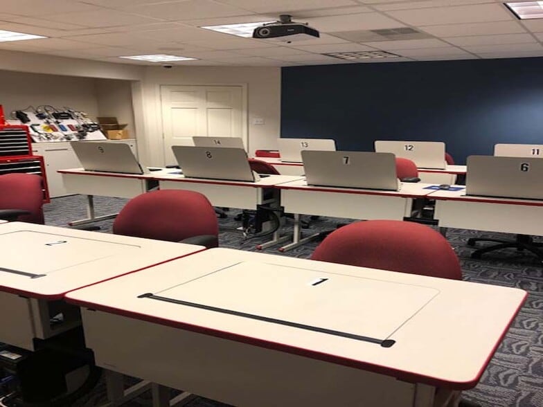 More Photos Of 850 N Franklin Blvd, Pleasantville Medical For Lease