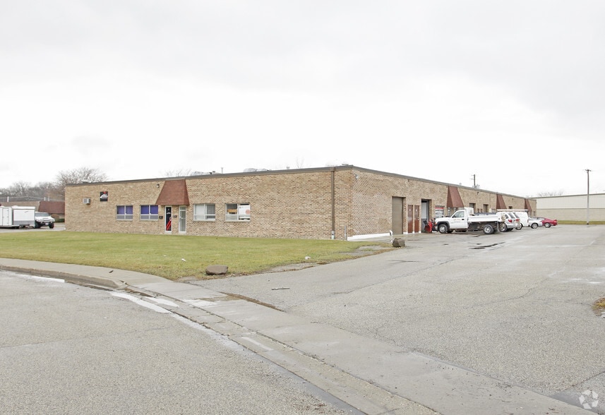 More Photos Of 888 Tower Rd, Mundelein Warehouse For Lease