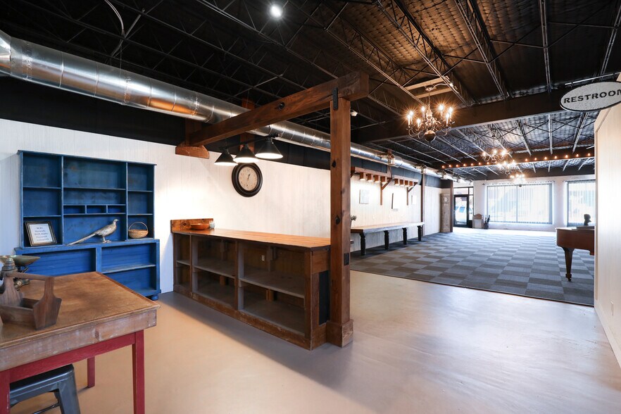 More Photos Of 18 W Currahee St, Toccoa Showroom For Sale