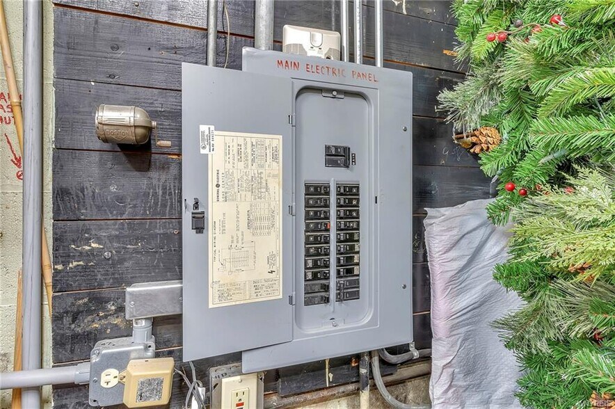 More Photos Of 113 Lockport St, Youngstown General Retail For Sale