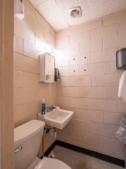 More Photos Of 1 W Choctaw Ave, Mcalester Flex For Sale