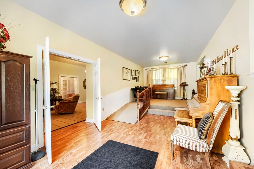 More Photos Of 426 S Crain Hwy, Glen Burnie Funeral Home For Sale