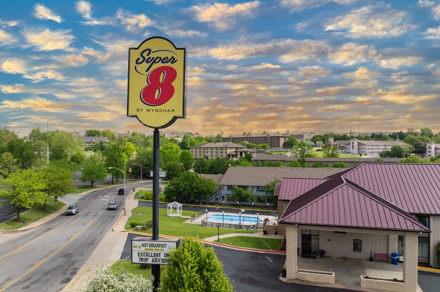 More Photos Of 2490 Green Mountain Dr, Branson Hotel For Sale