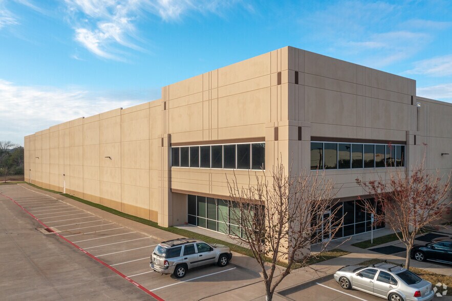More Photos Of 3901 Corporate Dr, Lancaster Distribution For Lease