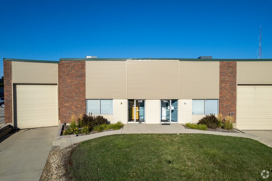 More Photos Of 736-776 Industrial Dr, Elmhurst Warehouse For Lease