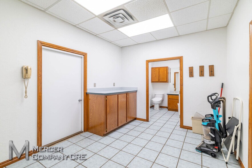 More Photos Of 10108 NW 10th St, Yukon Warehouse For Sale