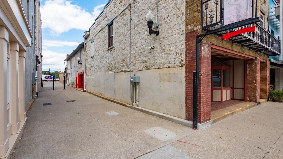 More Photos Of 22 N Park Pl, Newark Bar For Lease