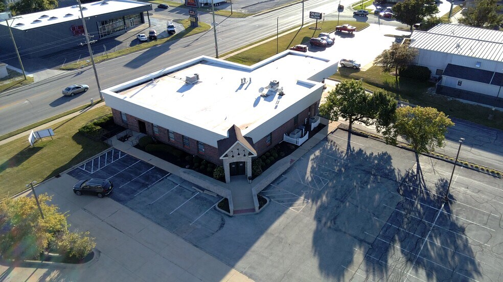 More Photos Of 435 E North St, Bradley Bank For Lease