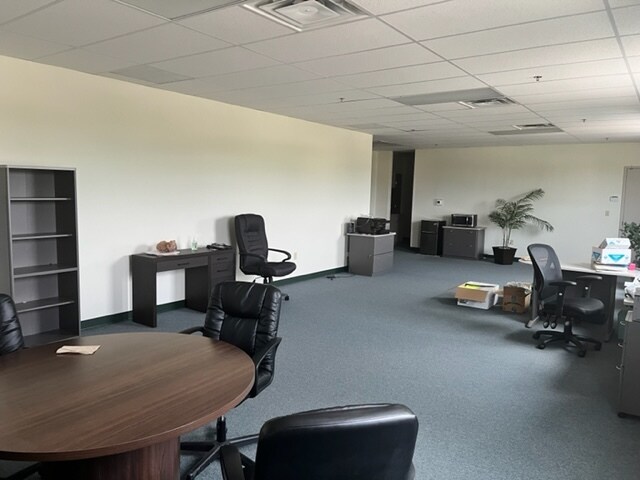 More Photos Of 4 Kovach Dr, Cincinnati Light Distribution For Lease