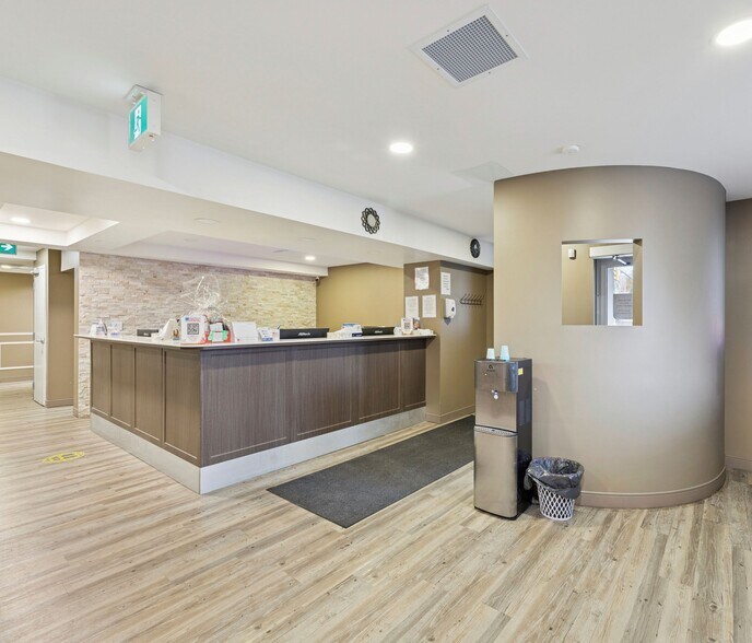 More Photos Of 185 Grand Av W, Chatham Medical For Sale