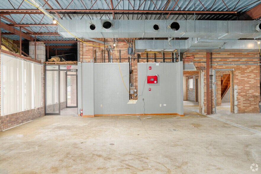 More Photos Of 111 W Lincoln St, Belleville Office For Sale