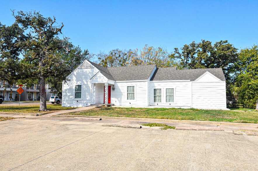 Primary Photo Of 400 Oak St, Bryan Office Residential For Lease
