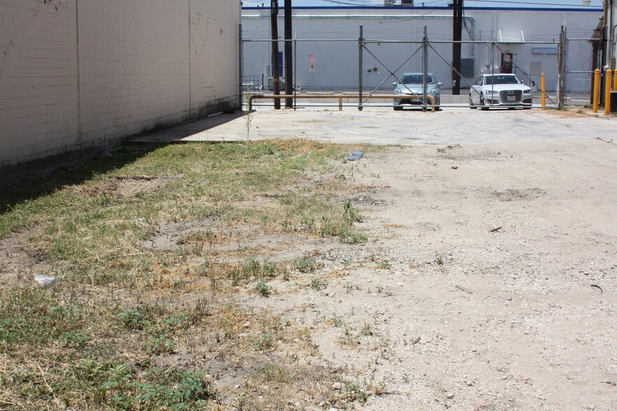 More Photos Of 3514 Copeland Dr, San Antonio Light Manufacturing For Sale