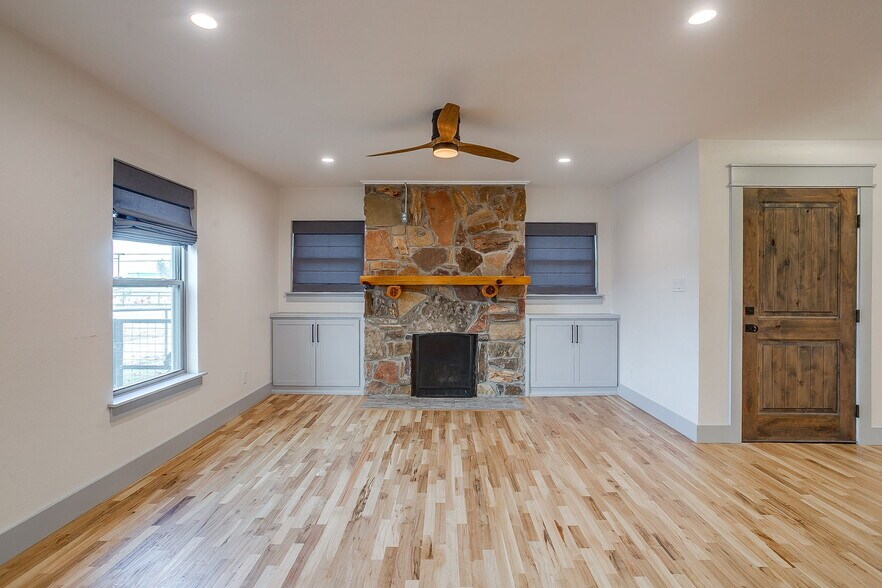 More Photos Of 2165 Ranger Hwy, Weatherford Office For Lease