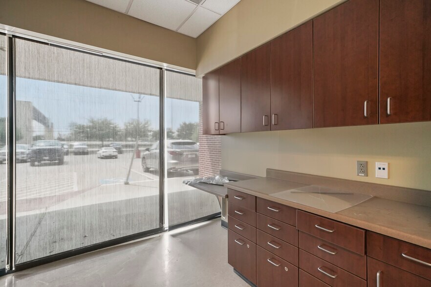 More Photos Of 27126 Northwest Fwy, Cypress Freestanding For Lease