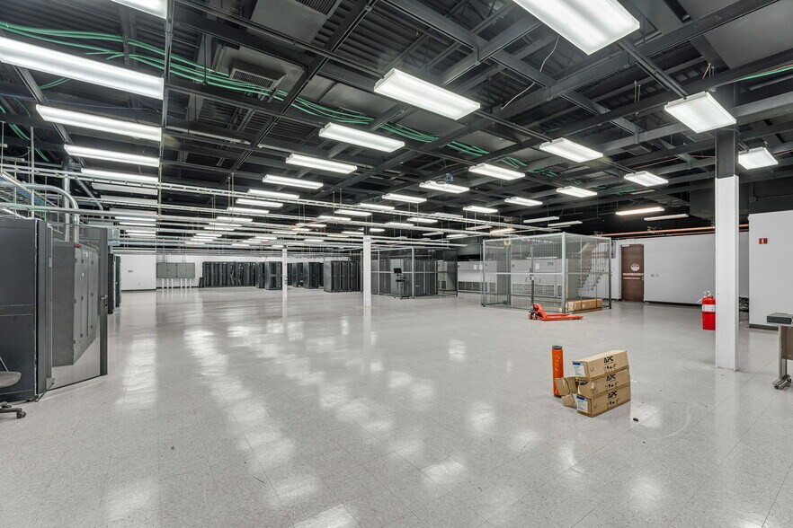 More Photos Of 400 SE Jefferson St, Topeka Flex For Sale