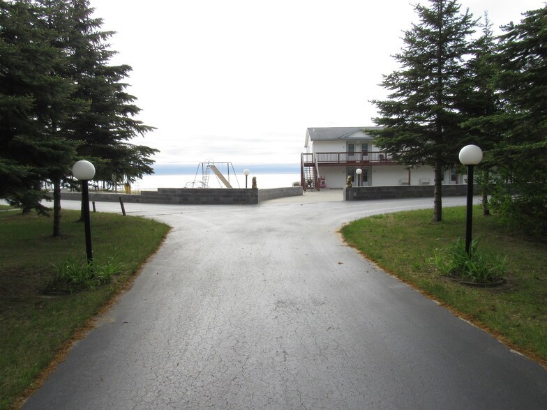 More Photos Of 4497 S US Highway 23, Greenbush Hotel For Sale